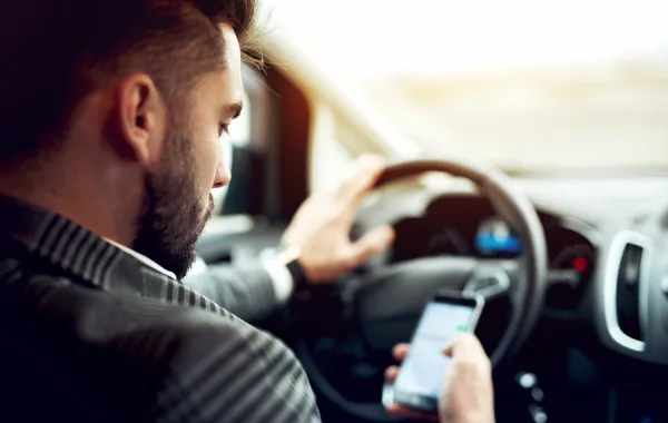 شاب يستخدام تطبيق للخرائط والملاحة-صورة تعبيرية