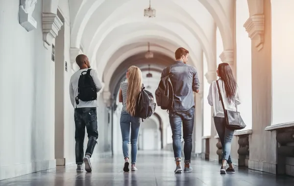 استعداد طلاب الجامعة لعام دراسي جديد