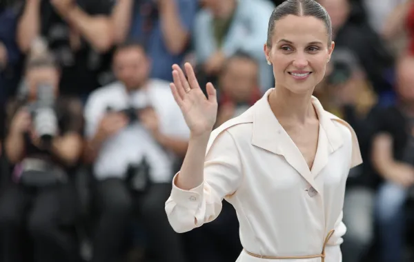 أليسيا فيكاندر Alicia Vikander في مهرجان كان السينمائي 2026- مصدر الصورة Thibaud MORITZ / AFP