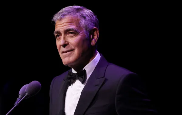 جورج كلوني في مدينة نيويورك (George Clooney in New York City). مصدر الصورة: Michael Loccisano/Getty Images for FLC/AFP