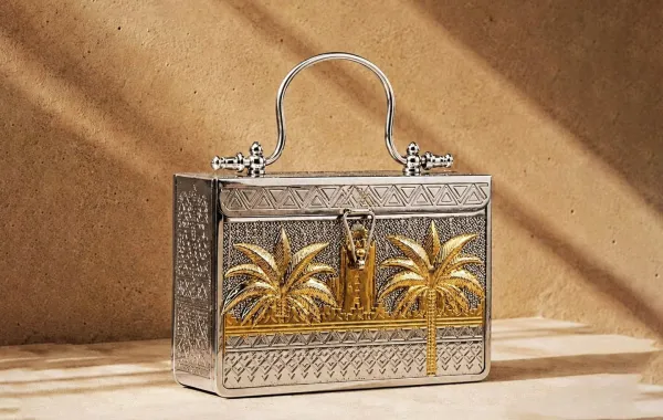حقيبة من وحي نخيل الأحساء وبيوت الطين في حائل من مجموعة اليوم الوطني السعودي لسجى اليوسف