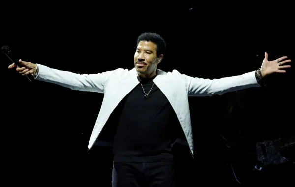ليونيل ريتشي في غراند رابيدز، ميشيغان (Lionel Richie in Grand Rapids, Michigan). مصدر الصورة: Jeff Schear/Getty Images for Acrisure Amphitheater/AFP