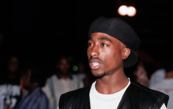 مغني الراب توباك شاكور في نيويورك عام 1993 (Rapper Tupac Shakur at New York, 1993). مصدر الصورة: Al Pereira / Michael Ochs Archives / Getty Images