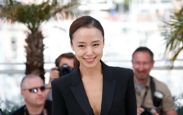 جيون دو يون Jeon Do-Yeon في مهرجان كان السينمائي بدورته الـ68 عام 2015. مصدر الصورة: VALERY HACHE / AFP