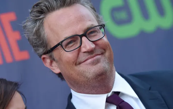 ماثيو بيري في ويست هوليوود، كاليفورنيا (Matthew Perry in West Hollywood, California). مصدر الصورة: Axelle/Bauer-Griffin/FilmMagic