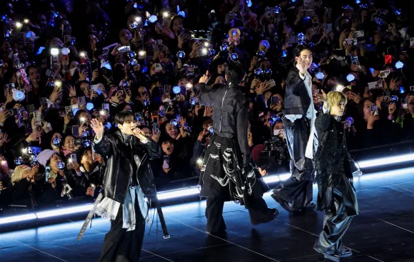 فرقة BTS الكورية الجنوبية في سيول، كوريا الجنوبية ( K-pop boy band BTS  in Seoul, South Korea). مصدر الصورة:  Kim Hong-Ji - Pool/Getty Images