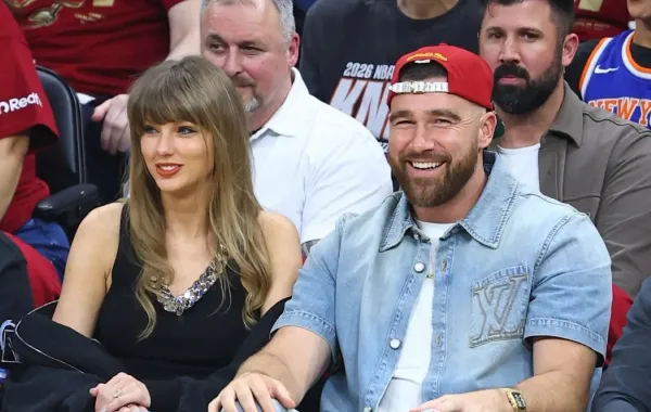 تايلور سويفت وترافيس كيلسي في روكيت أرينا في كليفلاند، أوهايو (Taylor Swift and Travis Kielce at Rocket Arena in Cleveland, Ohio). مصدر الصورة: Copyright 2026 NBAE David L. Nemec/NBAE via Getty Images/AFP