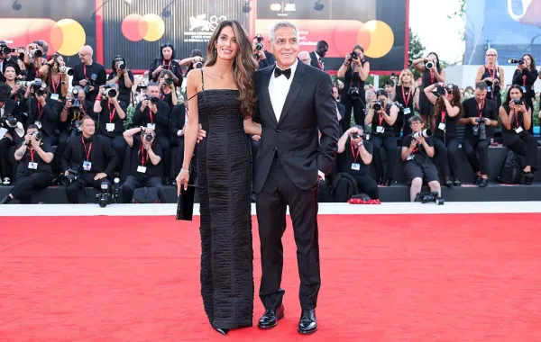 أمل كلوني Amal Clooney وجورج كلوني George Clooney في افتتاح مهرجان فينيسيا السينمائي الدولي 2026 - مصدر الصورة (Photo by Daniele Venturelli/WireImage)