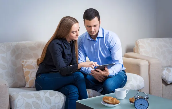 زوجان يتحدثان عن أزمتهما المالية بنضوج وهدوء للوصول لحل