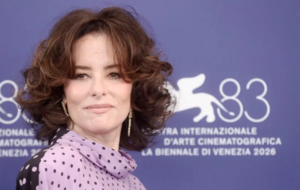 الممثلة باركر بوزي في جلسة تصوير فيلم "Wild Horse Nine" بمهرجان البندقية السينمائي عام 2026 (Parker Posey at the "Wild Horse Nine" photocall, Venice, 2026). مصدر الصورة: Alessandra Benedetti - Corbis / Getty Images