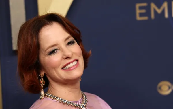باركر بوزي Parker Posey في حفل Emmy Awards في لوس أنجلوس 2025 - مصدر الصورة Patrick T. Fallon / AFP) / RESTRICTED TO EDITORIAL USE