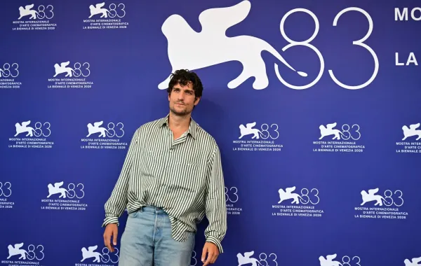 لويس غاريل Louis Garrel في مهرجان فينيسيا السينمائي 2026. مصدر الصورة: Stefano Rellandini / AFP