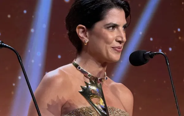كارمن بصيبص تحمل جائزتها في حفل الموريكس دور 2026. مصدر الصورة من صفحة الموركس دور الرسمية على إنستغرام