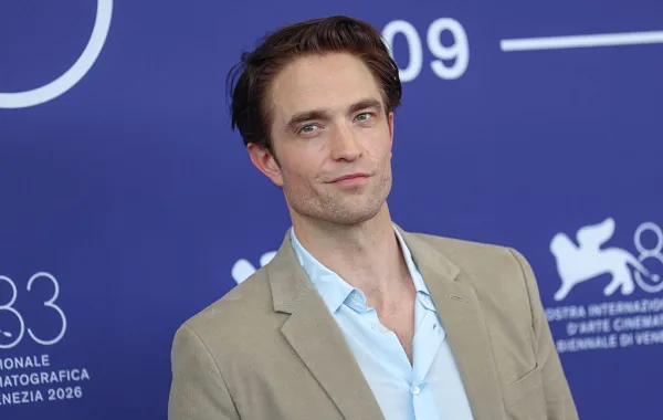 روبرت باتينسون (Robert Pattinson) في جلسة تصوير فيلم "Primetime" بمهرجان البندقية السينمائي عام 2026. مصدر الصورة: Elisabetta A. Villa / Getty Images