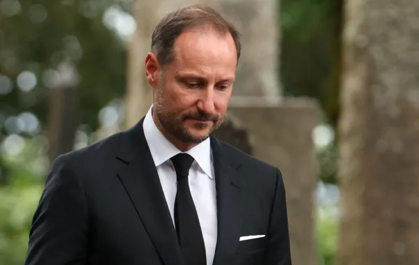 الملك هاكون الثامن في آسكر، النرويج (King Haakon VIII in Asker, Norway). مصدر الصورة: ODD ANDERSEN / AFP