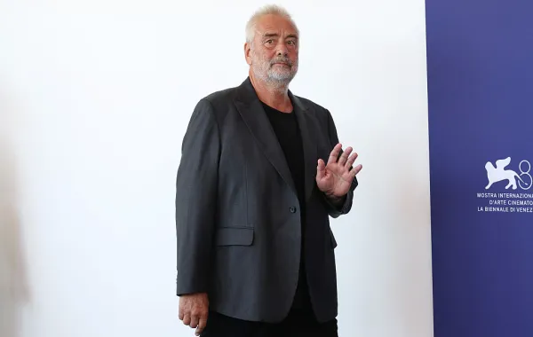 لوك بيسون (Luc Besson) في جلسة تصوير فيلم "Father Joe" بمهرجان البندقية السينمائي عام 2026. مصدر الصورة: Daniele Venturelli / WireImage