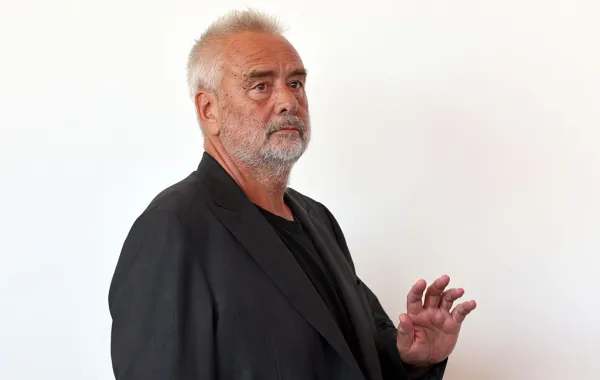 لوك بيسون (Luc Besson) في جلسة تصوير فيلم "Father Joe" بمهرجان البندقية السينمائي عام 2026. مصدر الصورة: Elisabetta A. Villa / Getty Images