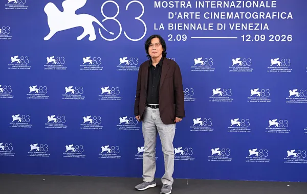 لي تشانغ دونغ (Lee Chang-dong) في جلسة تصوير فيلم "Ga-neung-han Sa-rang (Possible Love)" بمهرجان البندقية السينمائي عام 2026. مصدر الصورة: Kate Green / Getty Images