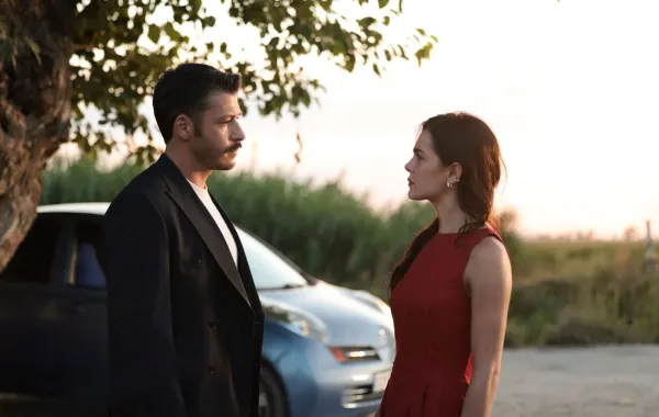 جمرة وآراس في مسلسل قصر المرجان. الصورة من قناة ATV العارضة للمسلسل