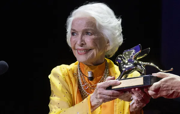 إلين بورستين (Ellen Burstyn) تتسلم جائزة الأسد الذهبي للإنجاز مدى الحياة بمهرجان البندقية السينمائي عام 2026 - مصدر الصورة: Primo Barol / Anadolu via Getty Images