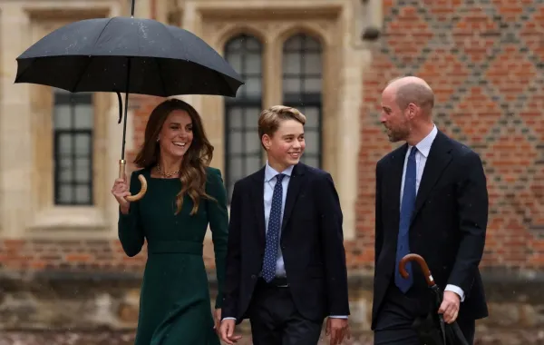 كاثرين (كيت ميدلتون) والأمير ويليام مع ابنهما الأمير جورج في كلية إيتون (Catherine, Prince William with their son Prince George at Eton College). مصدر الصورة: Adrian DENNIS / POOL / AFP