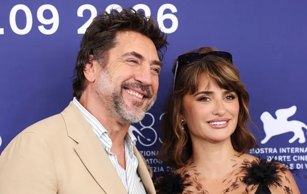 خافيير بارديم (Javier Bardem) وبينيلوبي كروز (Penélope Cruz) في جلسة تصوير فيلم "Bunker" بمهرجان البندقية السينمائي عام 2026. مصدر الصورة: Daniele Venturelli / WireImage