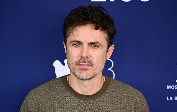 كيسي أفليك (Casey Affleck) في جلسة تصوير فيلم "Company" بمهرجان البندقية السينمائي عام 2026. مصدر الصورة: Michael Buckner / Variety via Getty Images