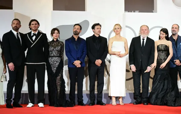 بن أفليك مع شقيقه كيسي أفليك ضمن فريق عمل فيلم Company بمهرجان فينيسيا السينمائي 2026. مصدر الصورة: Stefano Rellandini / AFP