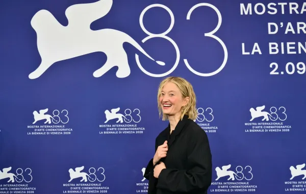 الممثلة الإيطالية ألبا روهرواشر من جلسة تصوير فيلم "Un bon petit soldat" بمهرجان فينيسيا 2026- Photo by Stefano RELLANDINI / AFP