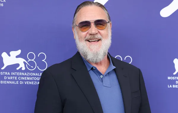 راسل كرو (Russell Crowe) في جلسة تصوير فيلم "What Love Builds" بمهرجان البندقية السينمائي عام 2026. مصدر الصورة: Stefania D'Alessandro / WireImage