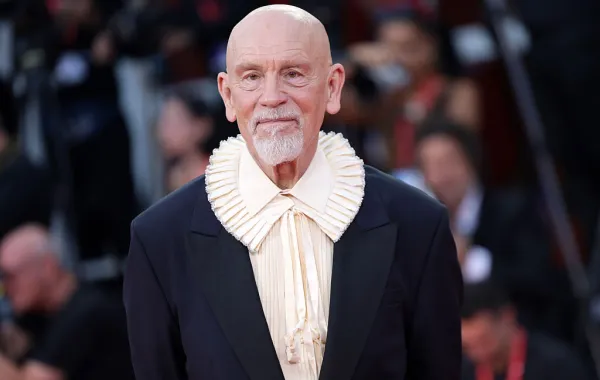 جون مالكوفيتش (John Malkovich) في عرض فيلم "Wild Horse Nine" بمهرجان فينيسيا السينمائي عام 2026. مصدر الصورة: Vittorio Zunino Celotto / Getty Images