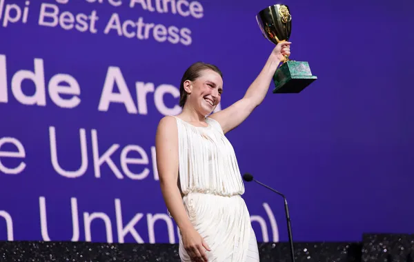 ماتيلد أرسيل (Mathilde Arcel) تتسلم كأس فولبي لأفضل ممثلة عن فيلم "Woman Unknown" في حفل ختام مهرجان فينيسيا السينمائي عام 2026. مصدر الصورة: Vittorio Zunino Celotto / Getty Images