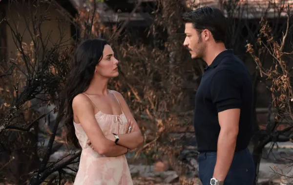 جمرة وآراس من مسلسل قصر المرجان. الصورة من موقع قناة ATV العارضة للمسلسل