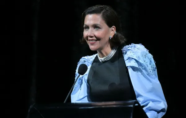 ماغي جيلينهال Maggie Gyllenhaal في حفل توزيع جوائز مهرجان فينيسيا 2026. مصدر الصورة: Stefano Rellandini / AFP