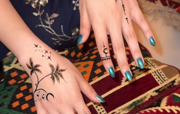 أجمل نقوش الحناء لليوم الوطني السعودي .. لمسات سعودية تخطف الأنظار