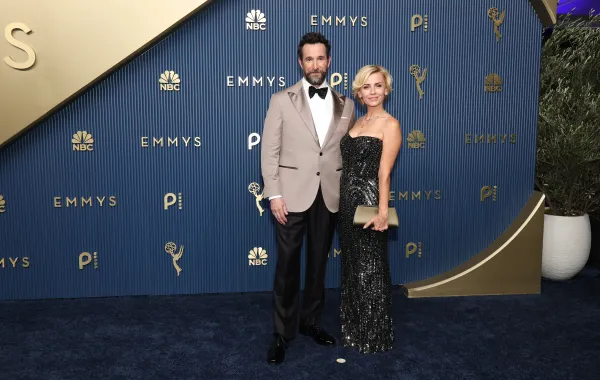 الثنائي نواه وايلي وسارة ويلزNoah Wyle and Sara Wells في حفل جوائز الإيمي 2026 في لوس أنجلوس -مصدر الصورة: Monica Schipper / GETTY IMAGES NORTH AMERICA / Getty Images via AFP