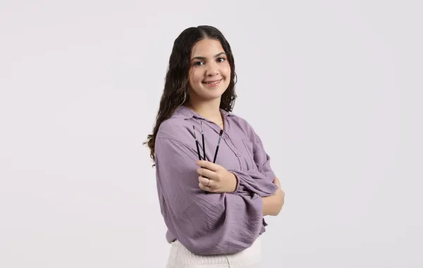 الفنانة التشكيلية والكاتبة السعودية مجد الدباغ