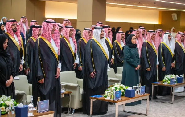 الأمير محمد بن عبدالرحمن بن عبدالعزيز أل سعود نائب أمير منطقة الرياض يتوسط الصورة مع  الأمير سعود بن عبدالعزيز بن فرحان آل سعود رئيس مجلس إدارة جمعية أسر التوحد وهلا التويجري رئيسة هيئة حقوق الإنسان