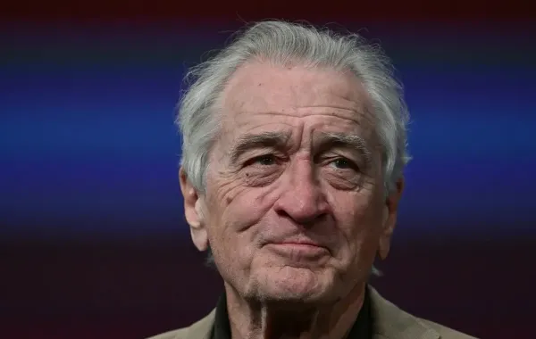 روبرت دي نيرو في جلسة حوارية بالدورة الثامنة والسبعين لمهرجان كان السينمائي ( Robert De Niro at the 78th Cannes Film Festival panel discussion). مصدر الصورة:Miguel MEDINA / AFP
