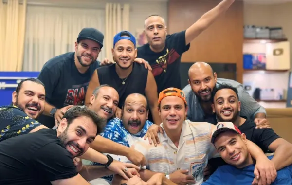 محمد إمام يحتفل بيوم ميلاده مع أصدقاءه - الصورة من حساب محمد ثروت على انستغرام