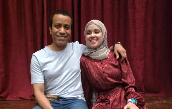 سامح حسين وزوجته الصورة من صفحتها على فيسبوك 