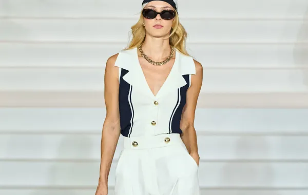بول كوستيلو Paul Costelloe ربيع وصيف 2027 - الصورة من Launchmetrics/Spotlight ©  