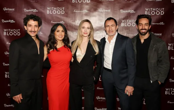 سلمى حايك وأنجلينا جولي في العرض الخاص لفيلم Without Blood بنيويورك- مصدر الصورة: Dimitrios Kambouris / GETTY IMAGES NORTH AMERICA / Getty Images via AFP