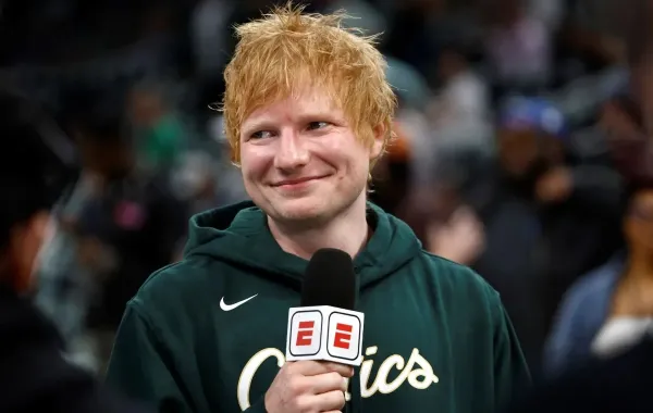 إد شيران في حديقة تي دي في بوسطن، ماساتشوستس (Ed Sheeran at TD Garden in Boston, Massachusetts). مصدر الصورة: Winslow Townson/Getty Images/AFP