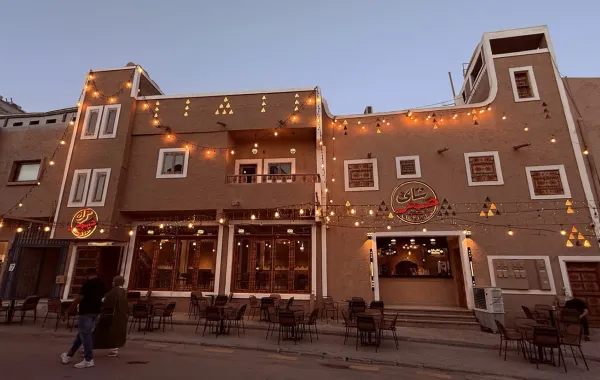 جانب من البيوت التراثية التي أُعيد تأهيلها وتوظيفها مطاعمَ شعبية ضمن مشروع حي السمحانية في الرياض