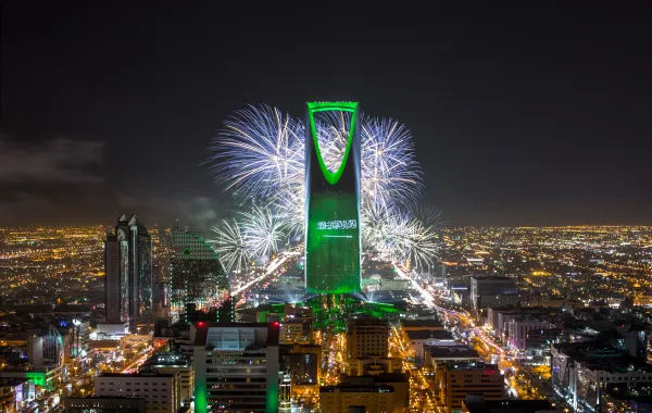 احتفالات اليوم الوطني السعودي تضيء برج المملكة بالألعاب النارية - مصدر الصورة: عبدالله العيسى / Getty Images