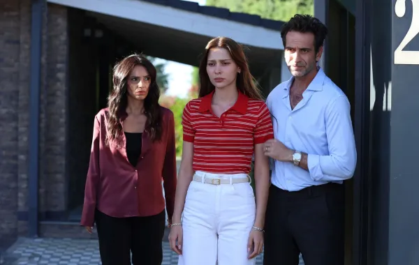 مسلسل إسطنبول رأسًا على عقب - الصورة سكرين شوت من الحلقة 15