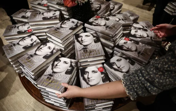 مذكرات تشارلز سبنسر عن الأميرة ديانا Swan Song: Diana, My Sister. مصدر الصورة: HENRY NICHOLLS / AFP