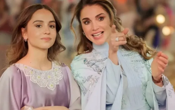 الملكة رانيا وابنتها الأميرة إيمان - مصدر الصورة: Photo by - / Office of Her Majesty Queen Rania Al Abdullah / AFP