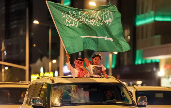 الجميع شارك في احتفالات اليوم الوطني السعودي في مناطق المملكة- مصدر الصورة: Photo by FAYEZ NURELDINE : AFP